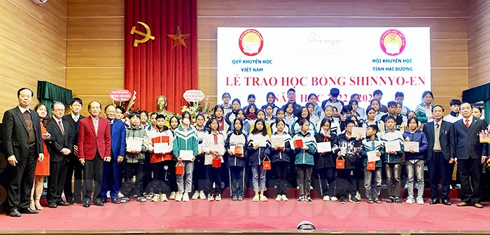 Scholarships granted to 56 Hai Duong disadvantaged pupils